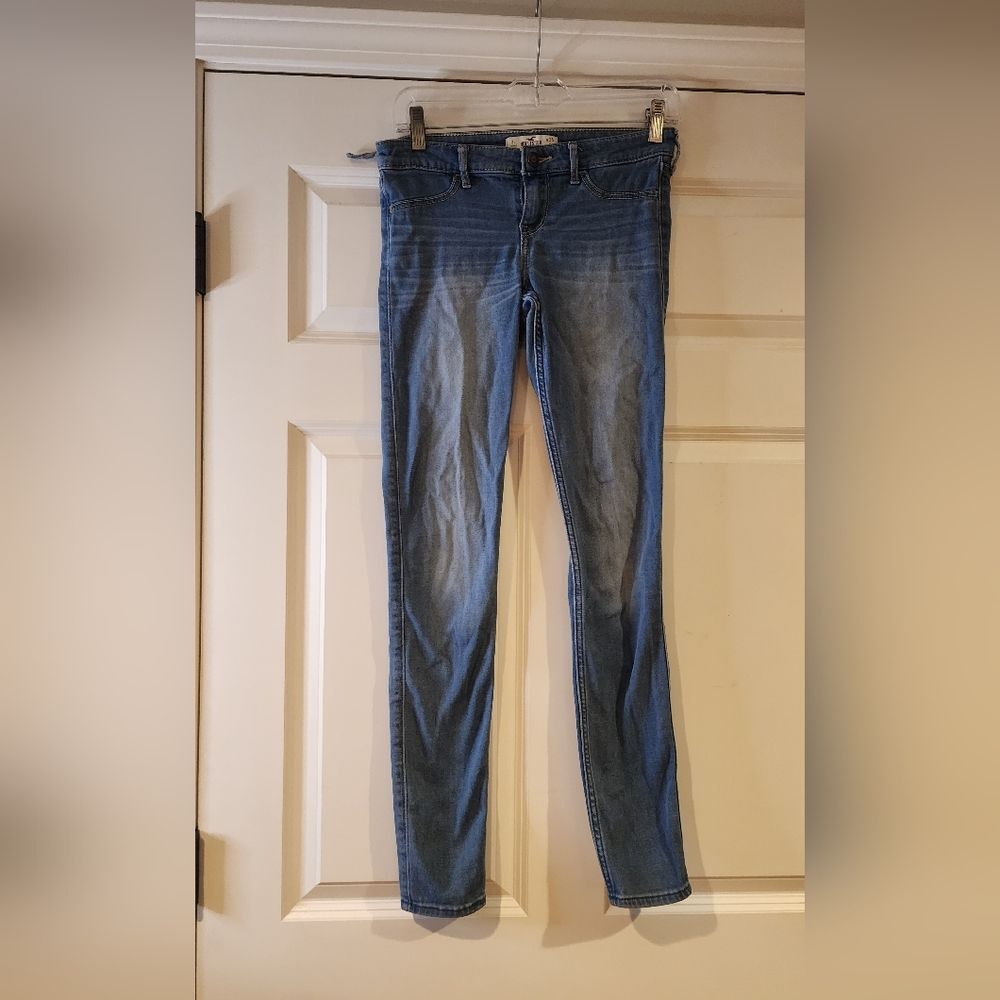 Hollister light wash stretchy skinny jeans (broken belt loop) size 3L